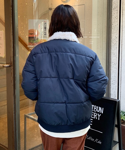 Teem Store(チームストア)の「【25年秋冬新作】【襟ボア】刺繍ワンポイントあったかい中綿ダウンジャケット(ダウンジャケット/コート・レディース・ネイビー/ブラウン・F)」の6枚目の写真