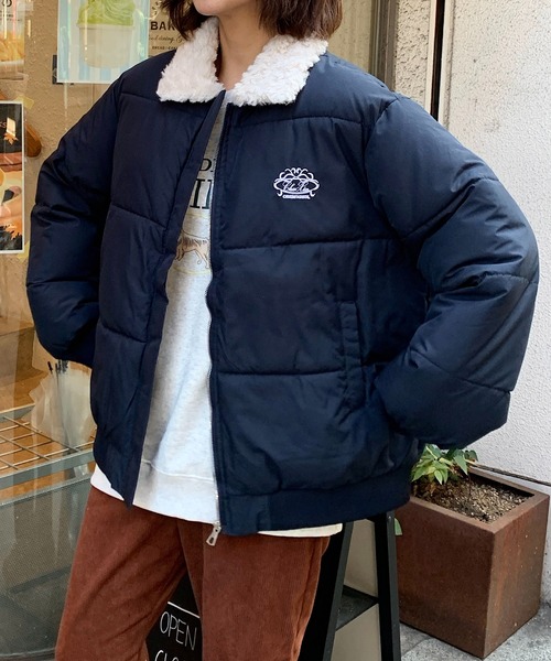 Teem Store(チームストア)の「【25年秋冬新作】【襟ボア】刺繍ワンポイントあったかい中綿ダウンジャケット(ダウンジャケット/コート・レディース・ネイビー/ブラウン・F)」の8枚目の写真