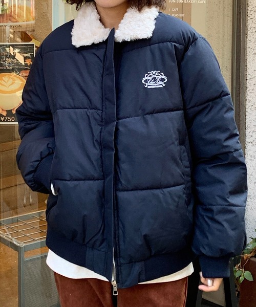 Teem Store(チームストア)の「【25年秋冬新作】【襟ボア】刺繍ワンポイントあったかい中綿ダウンジャケット(ダウンジャケット/コート・レディース・ネイビー/ブラウン・F)」の9枚目の写真