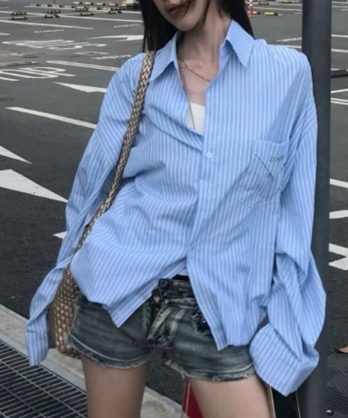 BY THE BAY(バイザベイ)の「【こなれ・清潔感】ブルーストライプオーバーサイズ長袖シャツ|羽織り 体型カバー 大人カジュアル 韓国ファッション きれいめコーデ 春夏(シャツ/ブラウス・レディース・ブルー・SMALL/MEDIUM/LARGE)」の1枚目の写真