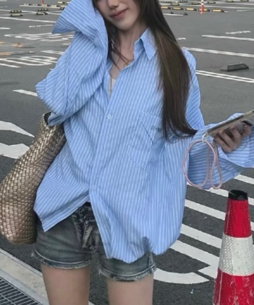 BY THE BAY(バイザベイ)の「【こなれ・清潔感】ブルーストライプオーバーサイズ長袖シャツ|羽織り 体型カバー 大人カジュアル 韓国ファッション きれいめコーデ 春夏(シャツ/ブラウス・レディース・ブルー・SMALL/MEDIUM/LARGE)」の3枚目の写真