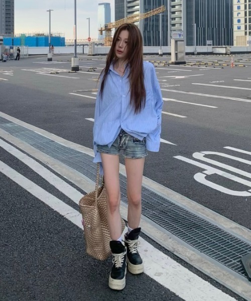 BY THE BAY(バイザベイ)の「【こなれ・清潔感】ブルーストライプオーバーサイズ長袖シャツ|羽織り 体型カバー 大人カジュアル 韓国ファッション きれいめコーデ 春夏(シャツ/ブラウス・レディース・ブルー・SMALL/MEDIUM/LARGE)」の5枚目の写真
