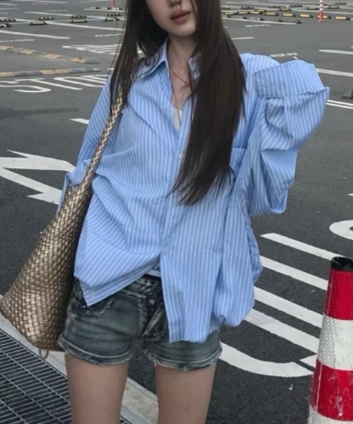 BY THE BAY(バイザベイ)の「【こなれ・清潔感】ブルーストライプオーバーサイズ長袖シャツ|羽織り 体型カバー 大人カジュアル 韓国ファッション きれいめコーデ 春夏(シャツ/ブラウス・レディース・ブルー・SMALL/MEDIUM/LARGE)」の7枚目の写真