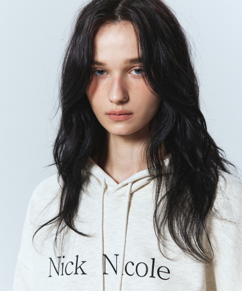 NICK&NICOLE(ニックアンドニコール)の「NICOLE LOGO CROP HOODY_OATMEAL(パーカー・レディース・その他・FREE)」の2枚目の写真