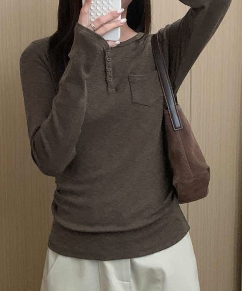 LOWO(ロワ)の「ミニポケット付き ヘンリーネック ロンT カットソー 長袖 きれいめ レディース インナー(Tシャツ/カットソー・レディース・ブラウン/ホワイト/チャコールグレー・FREE)」の3枚目の写真