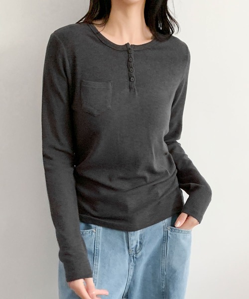 LOWO(ロワ)の「ミニポケット付き ヘンリーネック ロンT カットソー 長袖 きれいめ レディース インナー(Tシャツ/カットソー・レディース・ブラウン/ホワイト/チャコールグレー・FREE)」の2枚目の写真