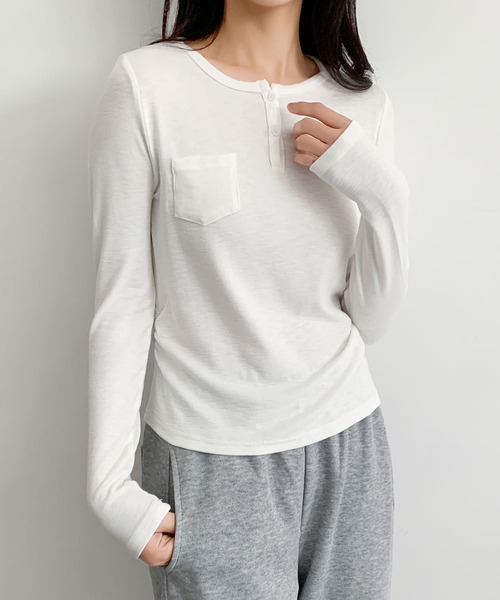 LOWO(ロワ)の「ミニポケット付き ヘンリーネック ロンT カットソー 長袖 きれいめ レディース インナー(Tシャツ/カットソー・レディース・ブラウン/ホワイト/チャコールグレー・FREE)」の5枚目の写真