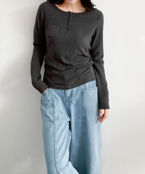 LOWO(ロワ)の「ミニポケット付き ヘンリーネック ロンT カットソー 長袖 きれいめ レディース インナー(Tシャツ/カットソー・レディース・ブラウン/ホワイト/チャコールグレー・FREE)」の7枚目の写真