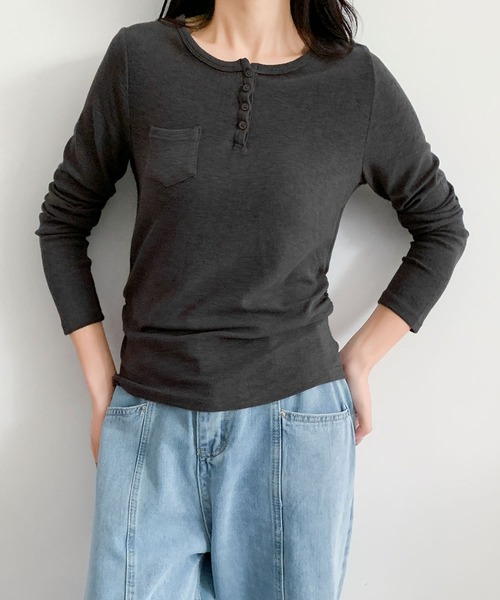 LOWO(ロワ)の「ミニポケット付き ヘンリーネック ロンT カットソー 長袖 きれいめ レディース インナー(Tシャツ/カットソー・レディース・ブラウン/ホワイト/チャコールグレー・FREE)」の8枚目の写真