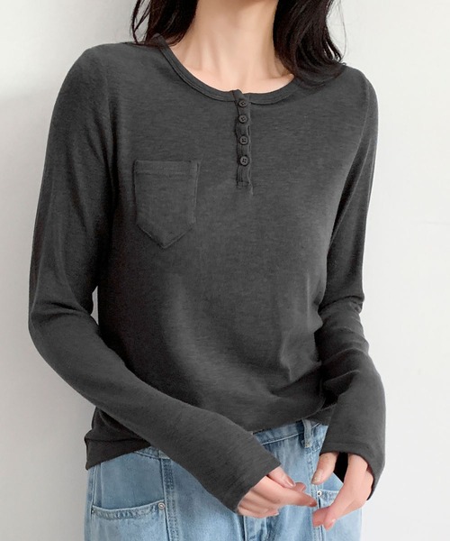 LOWO(ロワ)の「ミニポケット付き ヘンリーネック ロンT カットソー 長袖 きれいめ レディース インナー(Tシャツ/カットソー・レディース・ブラウン/ホワイト/チャコールグレー・FREE)」の9枚目の写真