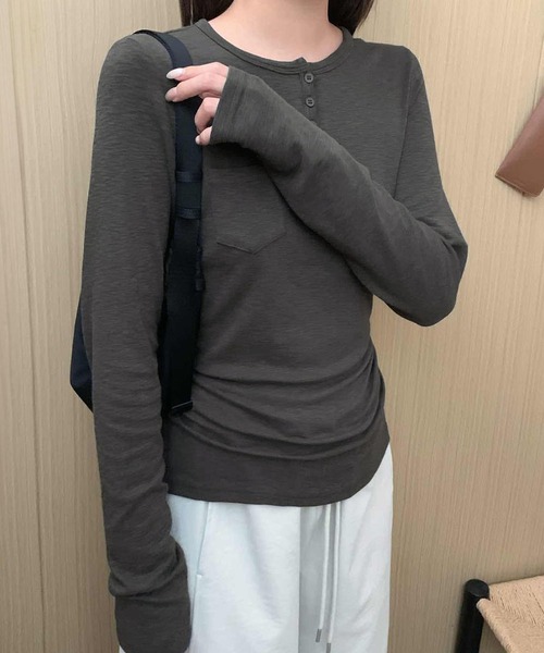 LOWO(ロワ)の「ミニポケット付き ヘンリーネック ロンT カットソー 長袖 きれいめ レディース インナー(Tシャツ/カットソー・レディース・ブラウン/ホワイト/チャコールグレー・FREE)」の10枚目の写真