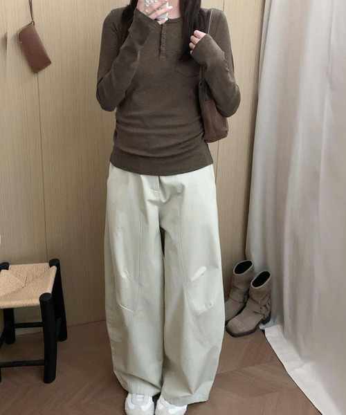 LOWO(ロワ)の「ミニポケット付き ヘンリーネック ロンT カットソー 長袖 きれいめ レディース インナー(Tシャツ/カットソー・レディース・ブラウン/ホワイト/チャコールグレー・FREE)」の11枚目の写真