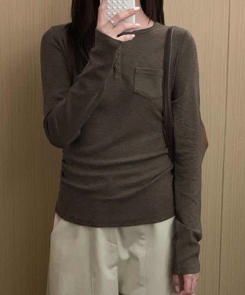 LOWO(ロワ)の「ミニポケット付き ヘンリーネック ロンT カットソー 長袖 きれいめ レディース インナー(Tシャツ/カットソー・レディース・ブラウン/ホワイト/チャコールグレー・FREE)」の12枚目の写真