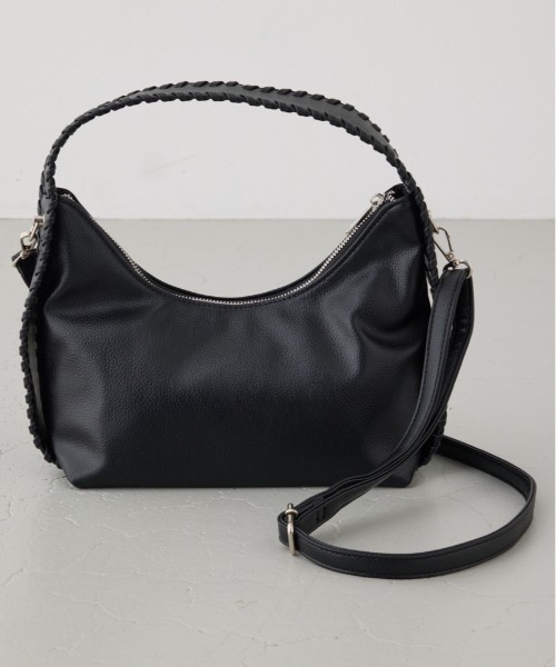 AZUL by moussy(アズールバイマウジー)の「オーバーロックデザインハンドバッグ(ショルダーバッグ・レディース・ブラック/カーキ/グレイッシュベージュ・FREE)」の2枚目の写真