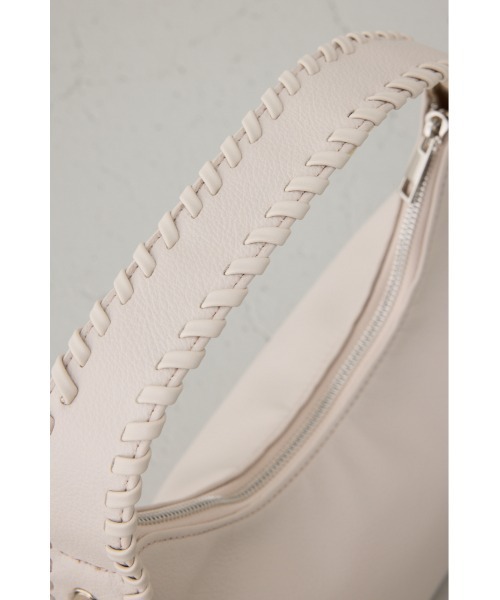 AZUL by moussy(アズールバイマウジー)の「オーバーロックデザインハンドバッグ(ショルダーバッグ・レディース・ブラック/カーキ/グレイッシュベージュ・FREE)」の4枚目の写真