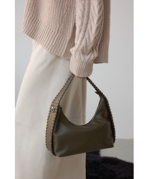 AZUL by moussy(アズールバイマウジー)の「オーバーロックデザインハンドバッグ(ショルダーバッグ・レディース・ブラック/カーキ/グレイッシュベージュ・FREE)」の7枚目の写真