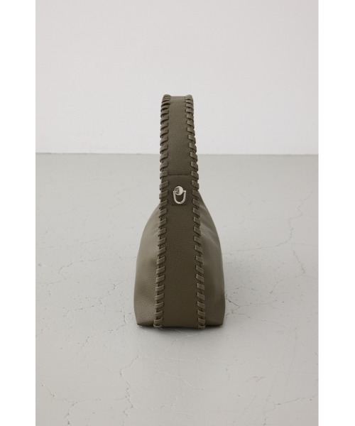 AZUL by moussy(アズールバイマウジー)の「オーバーロックデザインハンドバッグ(ショルダーバッグ・レディース・ブラック/カーキ/グレイッシュベージュ・FREE)」の13枚目の写真