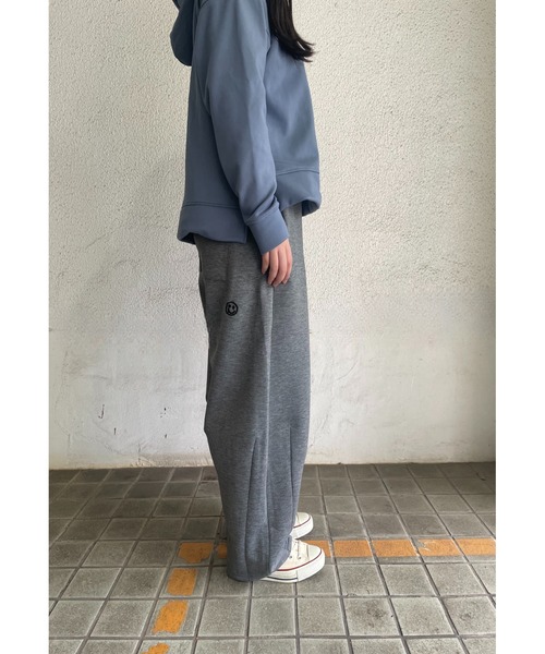 WORLD WIDE LOVE!（ワールドワイドラブ）の「コクーンパンツ（スウェットパンツ・レディース・トップグレー/ボルドー/ブラック・1）」の3枚目の写真