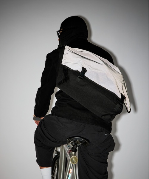 PACKING(パッキング)の「PACKING/パッキング/BLACK REFLECTIVE MESSENGER/リフレクティブメッセンジャーバッグ(メッセンジャーバッグ・メンズ・ブラック・F)」の1枚目の写真