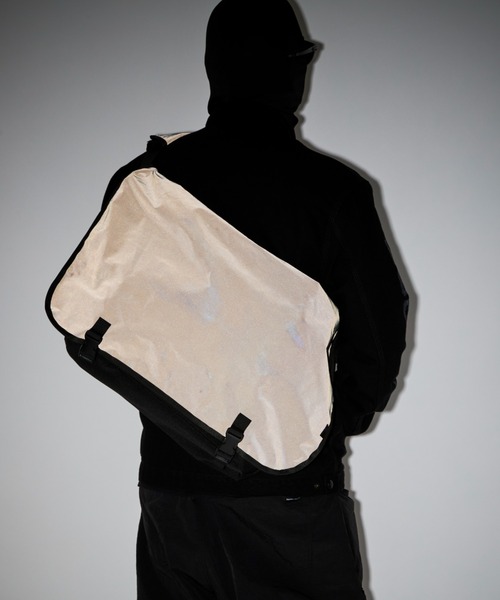 PACKING(パッキング)の「PACKING/パッキング/BLACK REFLECTIVE MESSENGER/リフレクティブメッセンジャーバッグ(メッセンジャーバッグ・メンズ・ブラック・F)」の2枚目の写真
