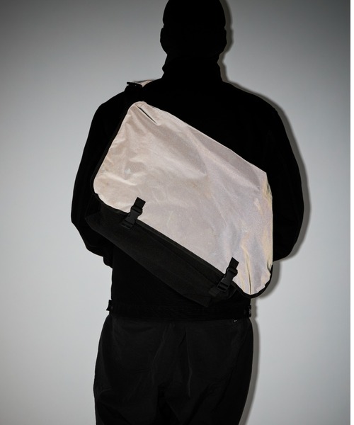 PACKING(パッキング)の「PACKING/パッキング/BLACK REFLECTIVE MESSENGER/リフレクティブメッセンジャーバッグ(メッセンジャーバッグ・メンズ・ブラック・F)」の3枚目の写真