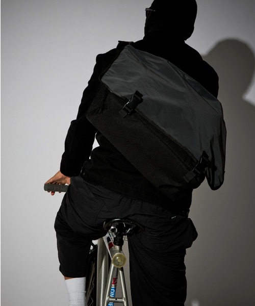 PACKING(パッキング)の「PACKING/パッキング/BLACK REFLECTIVE MESSENGER/リフレクティブメッセンジャーバッグ(メッセンジャーバッグ・メンズ・ブラック・F)」の6枚目の写真