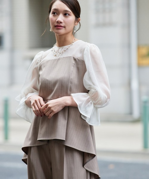 Jolie et Jolie（ジョリーエジョリー）の「キャンディースリーブペプラムストライプブラウス＋ワイドパンツセットアップ（パンツドレス・レディース・モカ/グレー・L/M/5L/4L/3L/LL）」の2枚目の写真