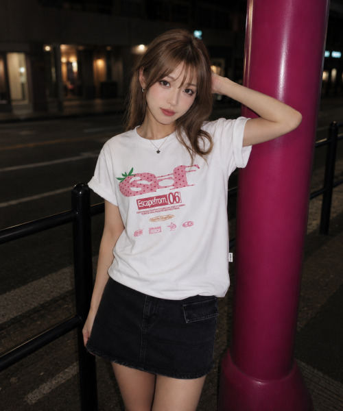 ESCAPEFROM(エスケープフロム)の「ストロベリードット ESCF ロゴ コラージュプリント オーバーサイズ 半袖Tシャツ ホワイト(Tシャツ/カットソー・レディース・その他・S/M/L)」の1枚目の写真