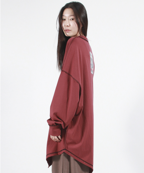 DEMARC(ドゥマーク)の「オーバーサイズアシンメトリーロングスリーブTシャツバーガンディ(Tシャツ/カットソー・レディース・その他・ONE SIZE)」の6枚目の写真