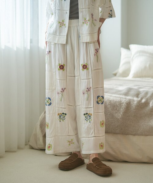 Remind me and forever(リマインドミーアンドフォーエバー)の「【nane】【India series】パッチワーク刺繍パンツ(その他パンツ・レディース・オフホワイト/ブラック・FREE)」の2枚目の写真