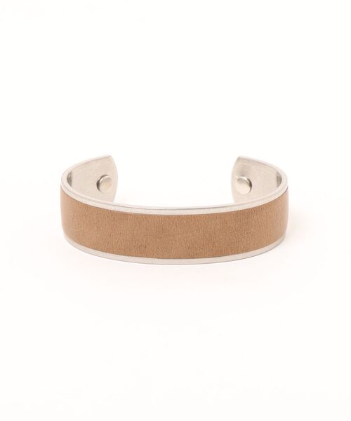 hobo(ホーボー)の「【hobo / ホーボー】BRASS BRACELET WIDE with HORSE LEATHER(ブレスレット・メンズ・ブラック/ベージュ系その他/ダークブラウン・FREE)」の1枚目の写真