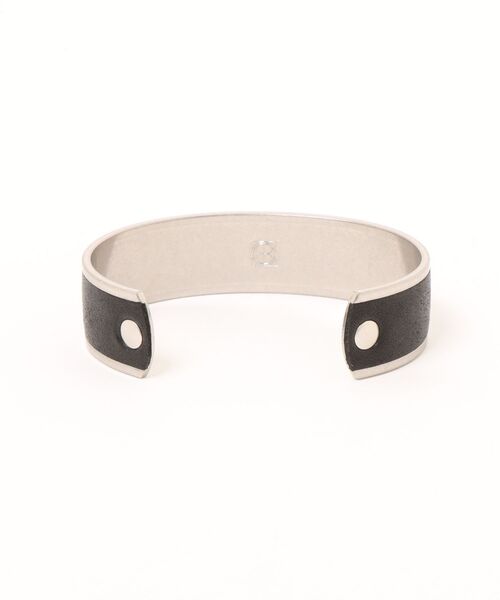 hobo(ホーボー)の「【hobo / ホーボー】BRASS BRACELET WIDE with HORSE LEATHER(ブレスレット・メンズ・ブラック/ベージュ系その他/ダークブラウン・FREE)」の4枚目の写真