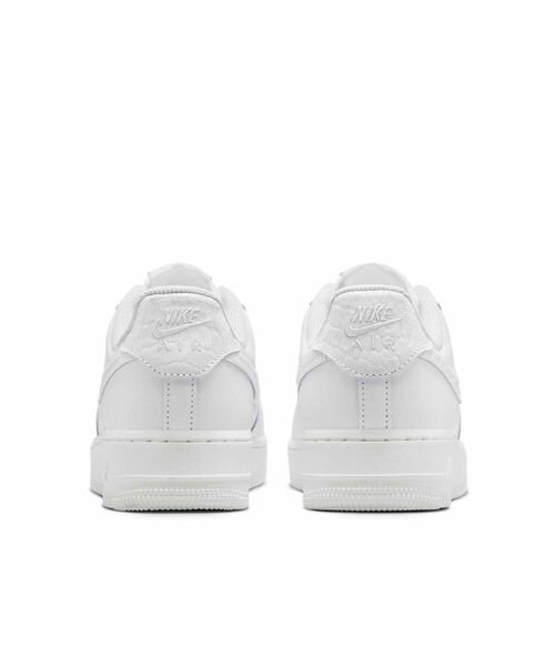 NIKE（ナイキ）の「ナイキ エア フォース 1 '07 SE ウィメンズシューズ / Nike Air Force 1 '07 SE Women's Shoes IO4837-100 White（スニーカー・レディース・ホワイト・25/24.5/24/23.5/23/26/25.5/22.5/22）」の6枚目の写真