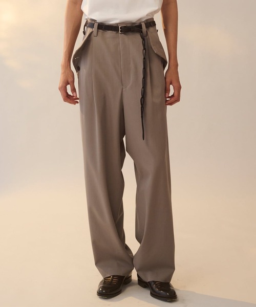 UJOH(ウジョー)の「【UJOH HOMME/ウジョー】Botton Line Closure PNT(スラックス・メンズ・ベージュ/ブラック・4/5)」の1枚目の写真
