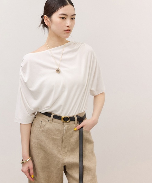 ADAM ET ROPE'(アダムエロペ)の「ドレープトップス(Tシャツ/カットソー・レディース・オリーブ/ダークブラウン/ホワイト・FREE)」の2枚目の写真