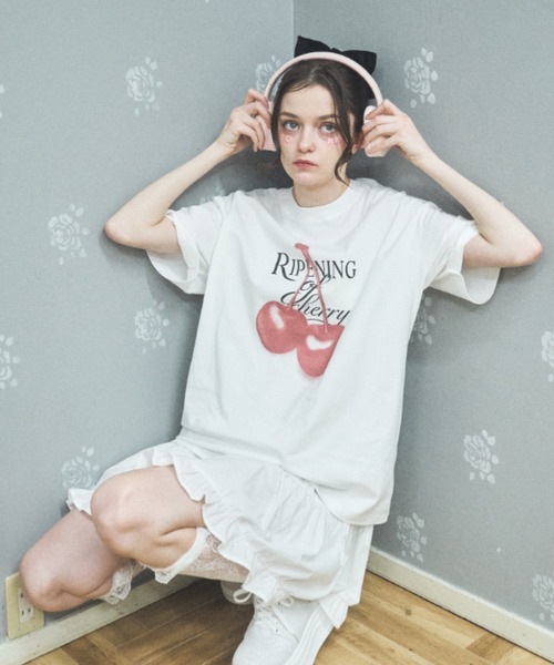 Lovilyn(ラヴィリン)の「フルーツビックT(Tシャツ/カットソー・レディース・ブラック/ホワイト/ホワイト系その他/イエロー・FREE)」の1枚目の写真