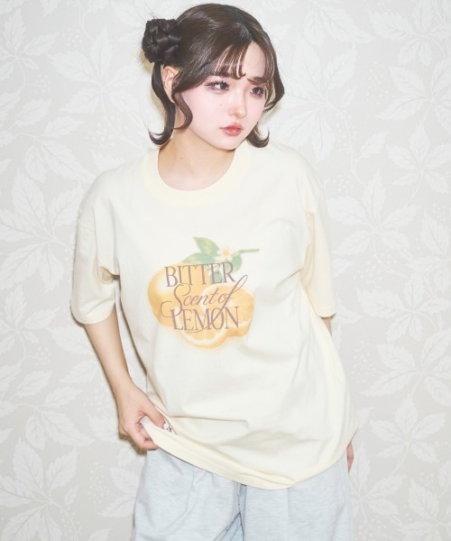 Lovilyn(ラヴィリン)の「フルーツビックT(Tシャツ/カットソー・レディース・ブラック/ホワイト/ホワイト系その他/イエロー・FREE)」の4枚目の写真