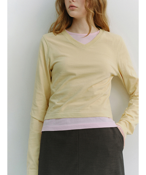 DUNST(ダンスト)の「ESSENTIAL PETIT V-NECK T-SHIRT_UDTS6A201_BUTTER(Tシャツ/カットソー・レディース・ライトイエロー・SMALL/MEDIUM/LARGE)」の2枚目の写真