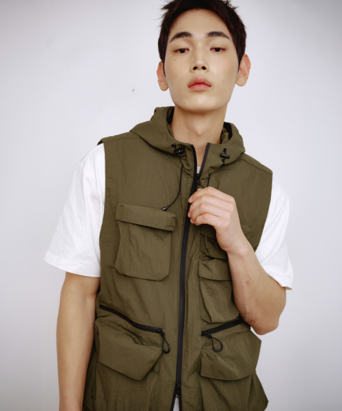 KALAPATTHAR(カラパタール)の「MULTI POCKET NYLON HOODED VEST - KHAKI(ベスト・メンズ・その他・MEDIUM/LARGE)」の2枚目の写真