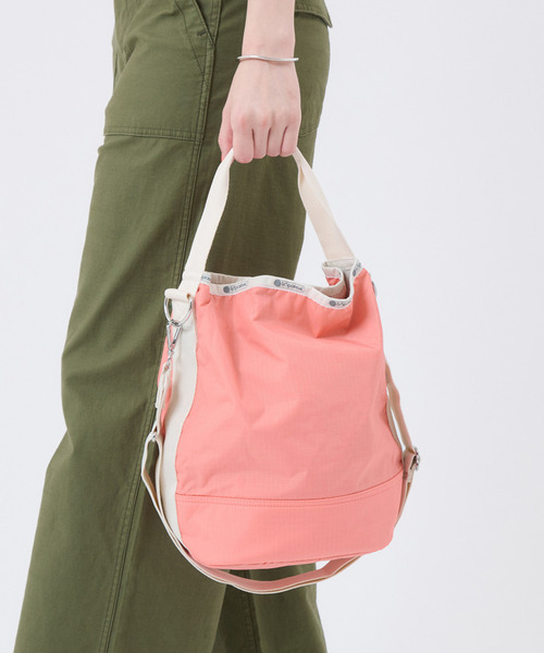 LeSportsac(レスポートサック)の「CONVERTIBLE BUCKET BAG コーラルパンチ/メレンゲ(ショルダーバッグ・レディース・ピンク・FREE)」の2枚目の写真