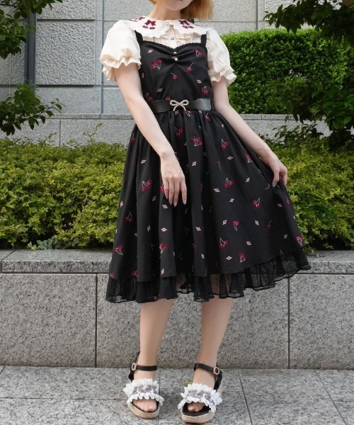 axes femme POETIQUE（アクシーズファムポエティック）の「チェリー×ローズ刺繍ＪＳＫ（ワンピース・レディース・ブラック/キナリ/ピンク・MEDIUM）」の2枚目の写真