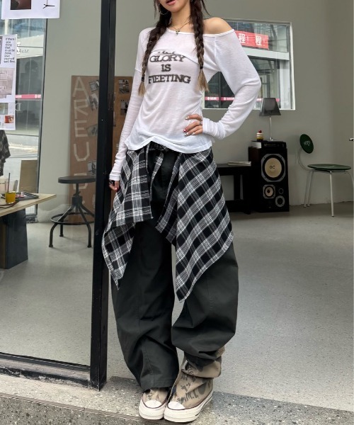 &soiree(アンドソワレ)の「チェックスカーフ付きセンター切り替えカーブパンツ(その他パンツ・レディース・ベージュ/チャコール・LARGE/MEDIUM/X-LARGE/SMALL)」の1枚目の写真