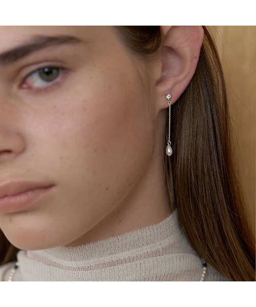 LOVE ME MONSTER(ラブミーモンスター)の「Pearl Drops Middle Earrings (L253MER020)(ピアス(両耳用)・レディース・シルバー×キュービック/シルバー・FREE)」の2枚目の写真