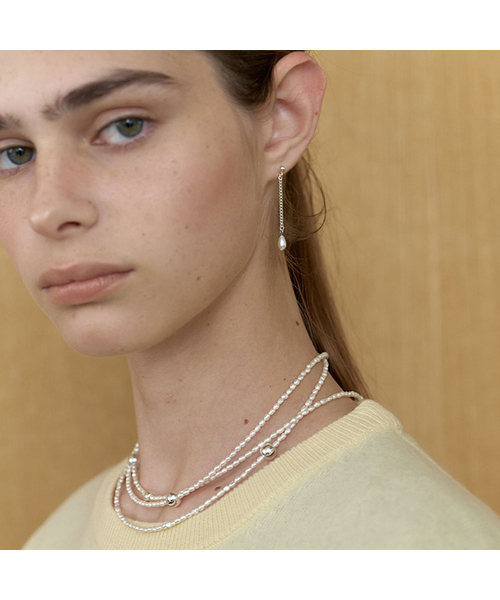 LOVE ME MONSTER(ラブミーモンスター)の「Pearl Drops Middle Earrings (L253MER020)(ピアス(両耳用)・レディース・シルバー×キュービック/シルバー・FREE)」の1枚目の写真