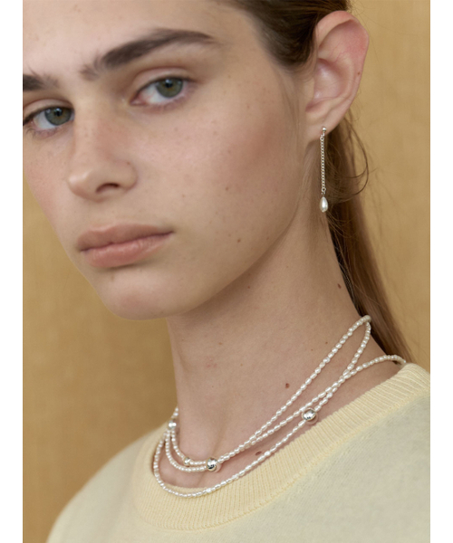 LOVE ME MONSTER(ラブミーモンスター)の「Pearl Drops Middle Earrings (L253MER020)(ピアス(両耳用)・レディース・シルバー×キュービック/シルバー・FREE)」の5枚目の写真