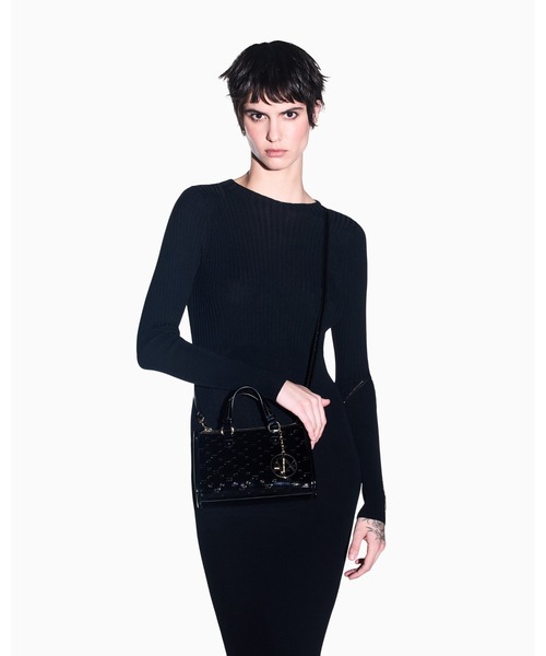 ARMANI EXCHANGE(アルマーニエクスチェンジ)の「【A|X アルマーニ エクスチェンジ】オールオーバーロゴ パテントスモールハンドバッグ(ハンドバッグ・レディース・ブラック・FREE)」の6枚目の写真