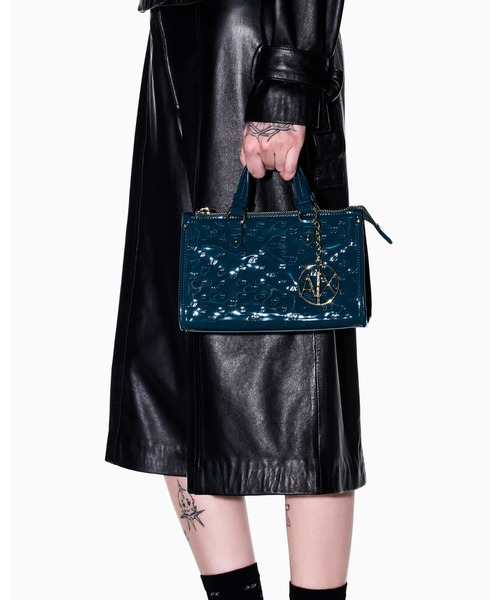 ARMANI EXCHANGE(アルマーニエクスチェンジ)の「【A|X アルマーニ エクスチェンジ】オールオーバーロゴ パテントスモールハンドバッグ(ハンドバッグ・レディース・ブラック・FREE)」の13枚目の写真