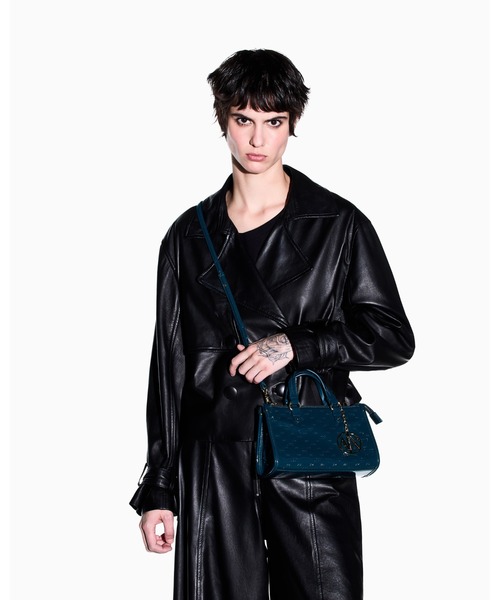 ARMANI EXCHANGE(アルマーニエクスチェンジ)の「【A|X アルマーニ エクスチェンジ】オールオーバーロゴ パテントスモールハンドバッグ(ハンドバッグ・レディース・ブラック・FREE)」の12枚目の写真