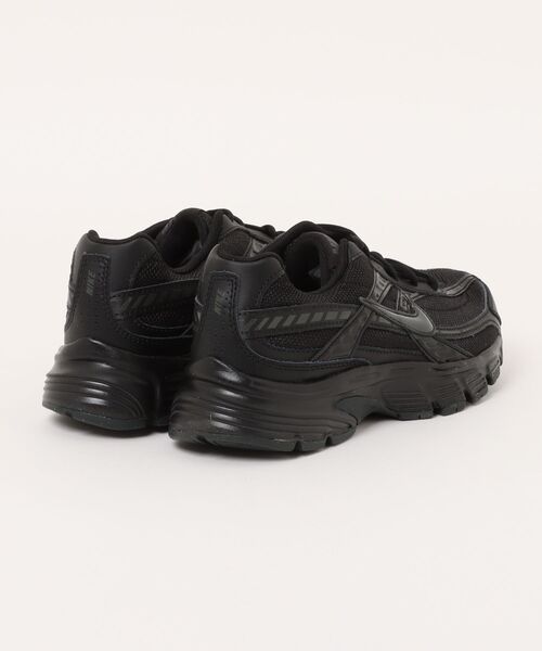 NIKE(ナイキ)の「NIKE ナイキ WMNS INITIATOR レディーススニーカー ランニングシューズ(ウィメンズイニシエーター) 394053-005 ブラック/ダークスモークグレー(スニーカー・レディース・ブラック×ブラック・23.0cm/23.5cm/24.0cm/24.5cm/25.0cm/22.5cm)」の2枚目の写真