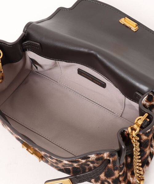 MICHAEL KORS(マイケルコース)の「HAMILTON MODERNE スラウチー クロスボディ エクストラスモール(ショルダーバッグ・レディース・ベージュ系・FREE)」の9枚目の写真
